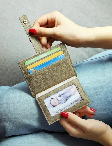 Vista 2 de Billetera pequeña para mujer de cuero con tarjetero de crédito, Caqui