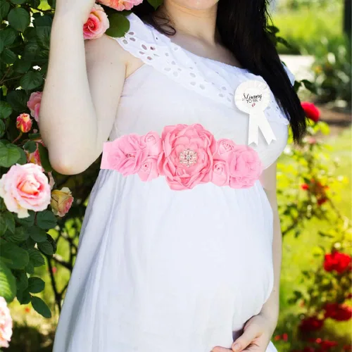 Vista 2 de CoolerthingsDG, 3 piezas, 2 insignias blancas y un cinturón de vientre rosa, banda de maternidad rosa bebé y ramillete de papá para bebé, banda