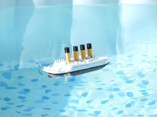 Vista 7 de Modelo de bañera flotante RMS Titanic (solo modelo de bañera italiana)