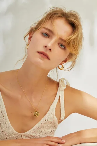 Vista 5 de Collar delicado con inicial, chapado en oro de 14 quilates, collar de oro con inicial de moneda para mujer