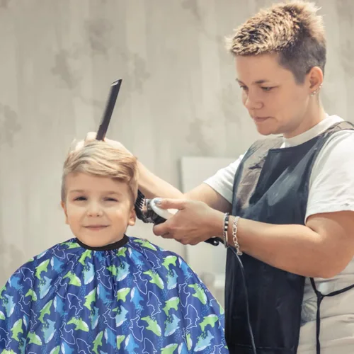 Vista 6 de Capa de peluquería para niños con cepillo para el cuello, capa profesional de corte de pelo con cierre a presión ajustable