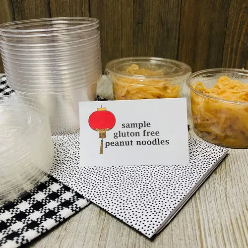 Vista 4 de Outside the Box Papers Vasos de plástico de maíz compostables de 4 onzas con tapas, paquete de 50