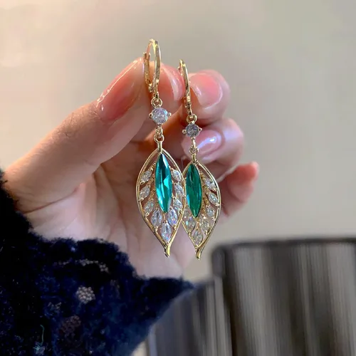 Vista 4 de Aretes de esmeralda, aretes de oro, aretes de plumas, aretes colgantes de circonita de hoja, regalos de joyería para mujeres en el día de la madre.