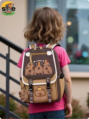 Vista 7 de Mochila impermeable de Capybara, mochila Kawaii de gran capacidad con 11 piezas de accesorios, Grande