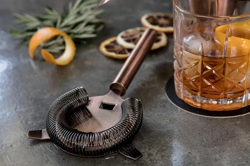 Vista 20 de Mint & Mortar Coctelera, kit de barman de 7 piezas con soporte, botella coctelera de Martini de 24 onzas, herramientas de barra de acero inoxidable