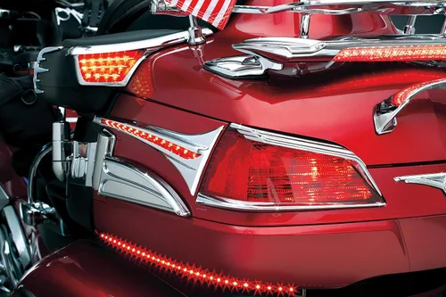 Vista 3 de Kuryakyn Accesorio de iluminación de motocicleta 3240: Reposabrazos LED para pasajero con detalles de señal de giro/luz intermitente