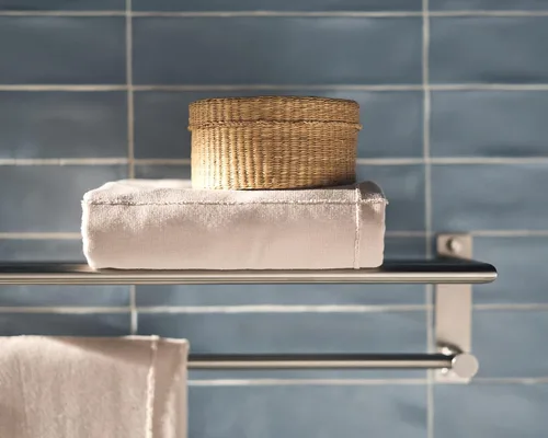 Vista 4 de Moen Y5794BN - Estante de almacenamiento de toallas de baño moderno de 24 pulgadas de ancho con toallero, níquel cepillado