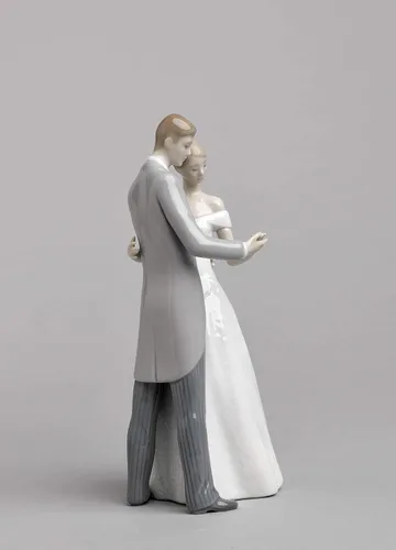 Vista 3 de LLADRÓ Figura de porcelana de una pareja de bodas unidos para siempre. boda decorativa del novio y la novia en porcelana brillante.
