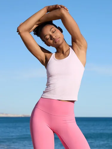 Vista 125 de ATTRACO Camiseta corta acanalada de entrenamiento para mujer con brasier integrado para yoga, espalda cruzada, ajuste ajustado