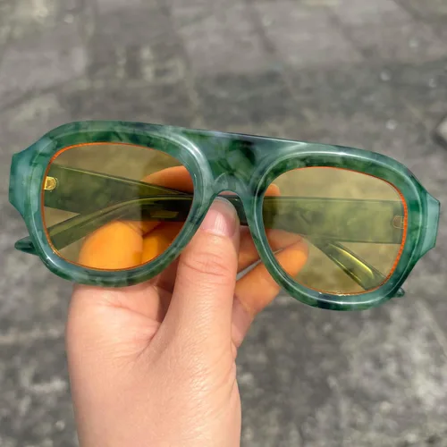 Vista 3 de Gafas de Sol Retro Cuadradas para Mujeres, Estilo Gradiente de Moda, UV400, Tendencia, Gafas de Sol Piloto para Hombres Verde Amarillo