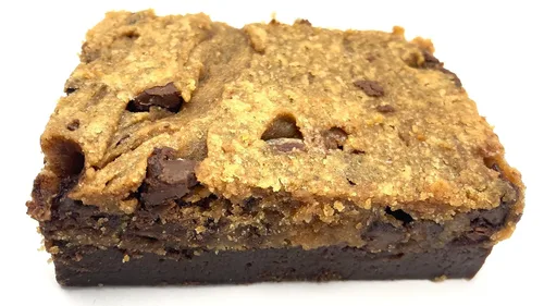 Vista 2 de Barra de cebra de mantequilla de maní. 3 barras de brownie grandes de 4 onzas