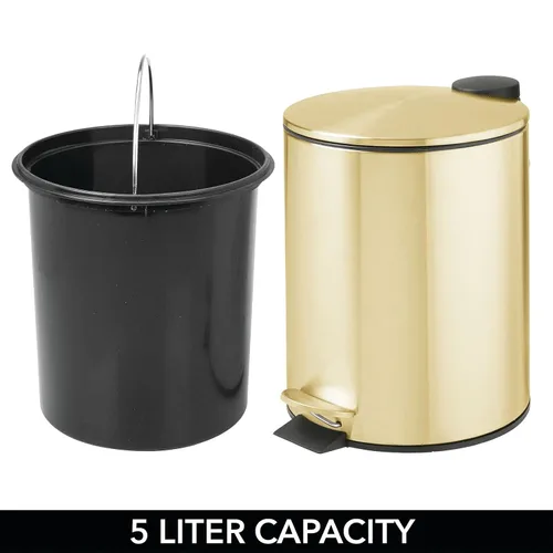 Vista 5 de mDesign Cubo de basura de metal de 1.3 galones/5 litros con escalón redondo, contenedor de basura con tapa para baño, tocador, dormitorio, cocina