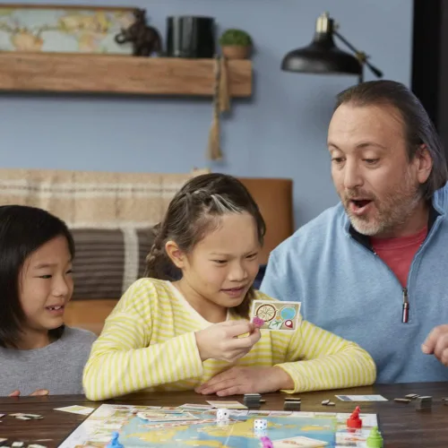 Vista 9 de Hasbro Gaming Monopoly Travel World Tour Juego de mesa de estrategia para familias y niños, juego clásico con giro geográfico, incluye tablero