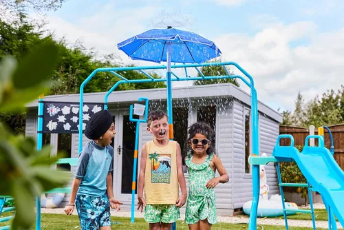 Vista 8 de Plum Play Kids Tobogán de Agua Equipo de Juego Exterior - Juguetes de Agua para Niños Pequeños, Pistola de Agua, Barras de Mono, Aspersor