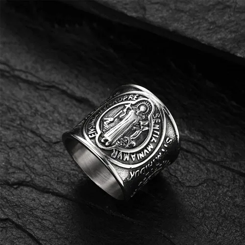 Vista 4 de LiFashion Anillo personalizado de San Benito para hombres anillo ancho de acero inoxidable anillo ancho de exorcismo católico cruz romana banda