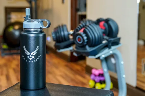 Vista 7 de Military Gift Shop Botella de agua aislada de acero inoxidable de la Fuerza Aérea de 32 onzas con logotipo grabado de la USAF – Regalos de la Fuerza