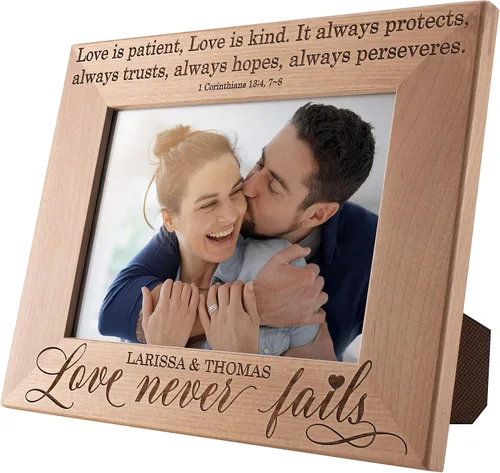 Vista 5 de Marco de fotos personalizado Love Never Fails, 4 x 6 pulgadas, marco de fotos romántico personalizado, boda, compromiso, día de San Valentín