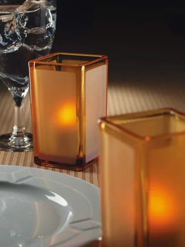 Vista 2 de Hollowick® Platinum+™ Juego recargable sin llama: (48) velas LED ámbar, (4) bandejas de carga, (1) fuente de alimentación