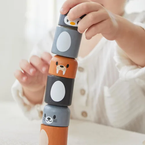 Vista 8 de PlanToys® Conjunto de juguetes Montessori de madera a juego de animales