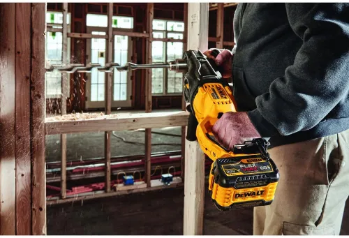 Vista 7 de DEWALT 60V MAX* Taladro de ángulo recto, montante/viga, solo herramienta (DCD470B)