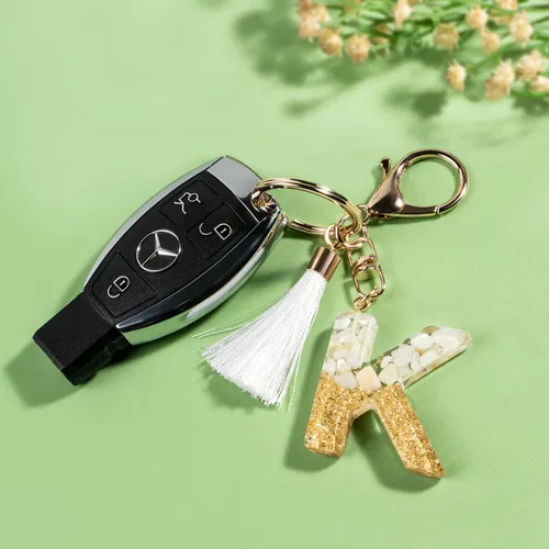 Vista 3 de Suweibuke Lindos llaveros beige para mujeres y niñas, llaveros con letras iniciales con borla blanca, dijes para mochila y bolso de mano
