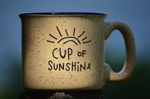 Vista 2 de Cup Of Sunshine - Taza de café de cerámica para fogata – Taza de regalo de fogata para campista feliz – Mochilero al aire libre Mountain Camper