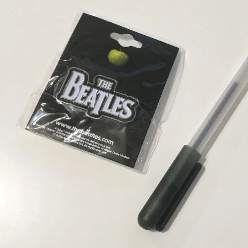 Vista 2 de The Beatles Insignia de mini pin de metal esmaltado