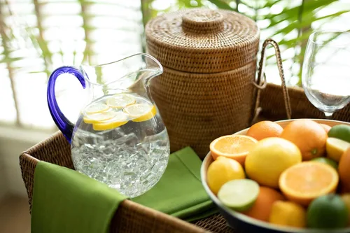 Vista 4 de Caspari Jarra acrílica transparente con mango de cobalto - 1 unidad