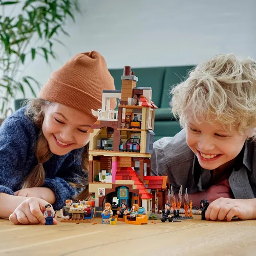 Vista 3 de LEGO Harry Potter Attack on The Burrow 75980 Kit de construcción