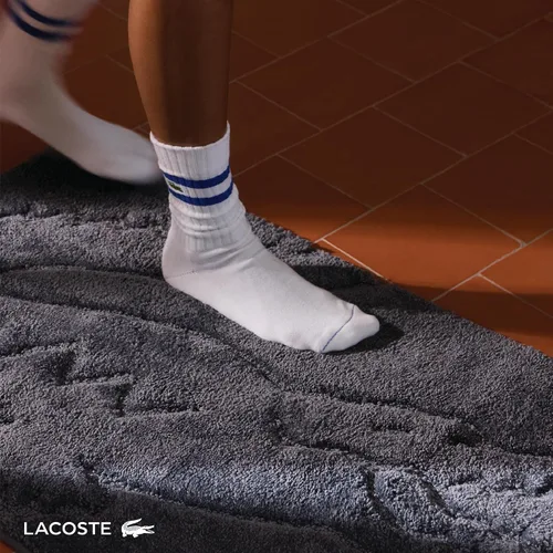 Vista 7 de Lacoste Alfombra de baño de espuma viscoelástica, tapete de baño de vellón ultrasuave con logotipo de cocodrilo bordado, súper absorbente