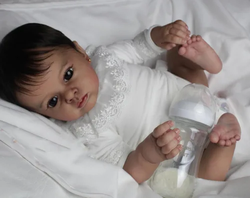 Vista 4 de Muñecas realistas de bebé Reborn de 24 pulgadas, piel oscura, niña negra que se ven real, cuerpo suave, bebé recién nacido, de silicona, linda