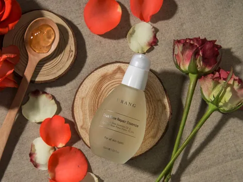 Vista 2 de URANG True Rose Repair Essence Certificado Cosmos Natural 50.7% agua de flor de rosa damascena y aceite esencial de rosa Hidratante facial