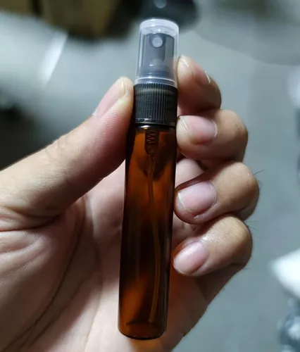 Vista 4 de Paquete de 25 botellas de perfume de viaje con atomizador a granel de 0.3 fl oz, botella vacía hidratante (ámbar)