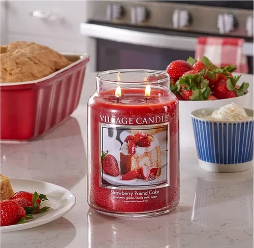 Vista 2 de Village Candle Strawberry Pound Cake, vela perfumada en tarro de boticario de vidrio grande, 21.25 onzas, rojo