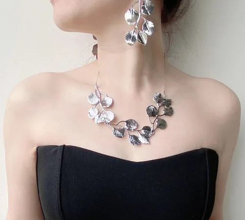 Vista 3 de Aretes colgantes geométricos exagerados y brillantes para mujer