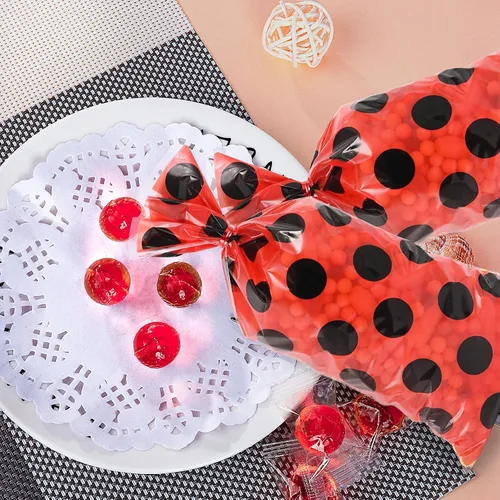 Vista 6 de Lecpeting 100 bolsas de golosinas de mariquita, bolsas de dulces de celofán con lunares rojos y negros, regalos de fiesta de mariquita con lazos