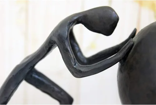 Vista 5 de Briskfeel Estatua de hierro de hombre con esfera, escultura de Sísifo de metal, decoración para el hogar y la oficina (B2 fuerte)