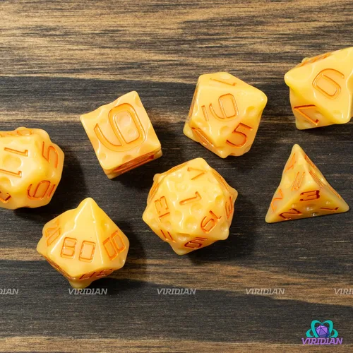 Vista 3 de Juego de dados de queso D&D (color amarillo claro y naranja nachos) con agujeros suizos DND/TTRPG Juego de 7 piezas de resina poliédrica
