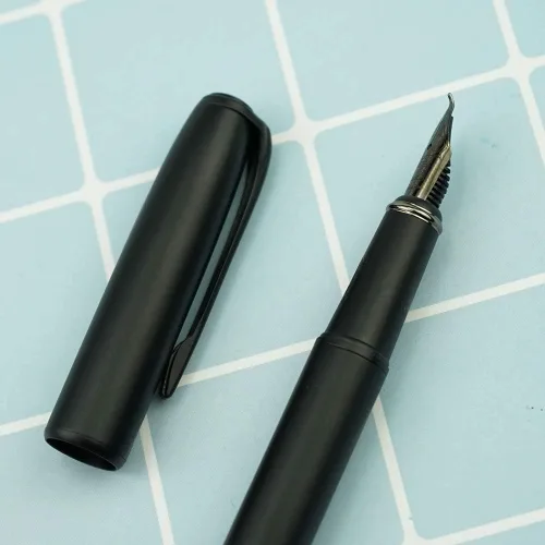 Vista 6 de erofa Picasso 916 - Pluma estilográfica negra mate con caja, bolígrafo de caligrafía doblada de titanio negro
