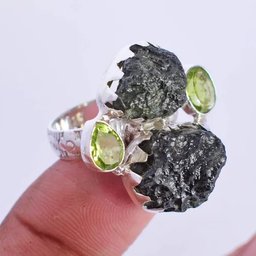 Vista 2 de Anillo de plata de ley 925 con piedras preciosas de moldavita y peridoto