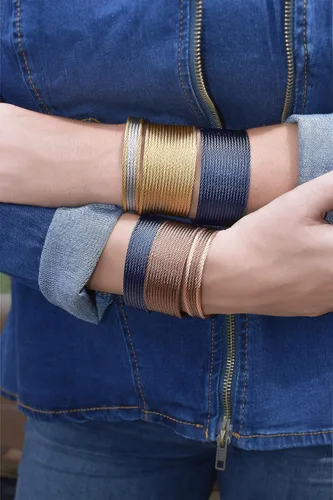 Vista 4 de Brazalete de cable Essentials de 16 filas, pulseras de acero inoxidable para mujer, brazaletes para mujer, pulseras para mujer