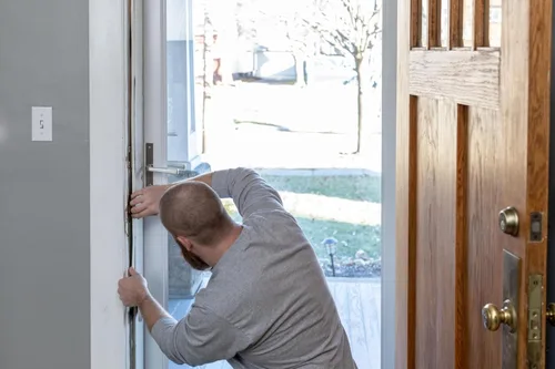 Vista 6 de Duck Brand Max Strength Sello de Burletes de Silicona para Puertas y Ventanas, Autoadhesivo, Se Adapta a Espacios Medianos de 1/8-1/4 Pulgadas, .31