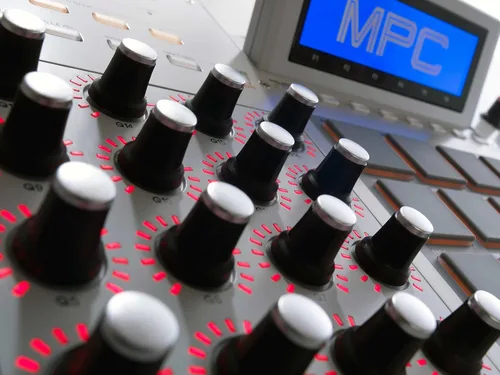 Vista 5 de Akai Professional MPC Renaissance Controlador de producción musical con descarga de biblioteca de sonidos de 9 GB+ (24 bits/96 kHz)
