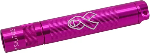 Vista 6 de Maglite Solitaire linterna incandescente, usa 1 pila AAA, se presenta en una caja plateada