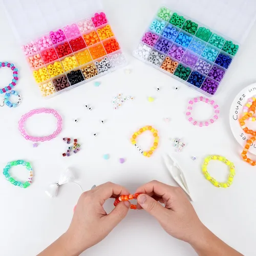 Vista 6 de QUEFE Juego de pulseras de cuentas de poni, 1900 unidades, 48 colores, kit de pulsera de amistad con cuentas Kandi de arco iris, cuentas de letras