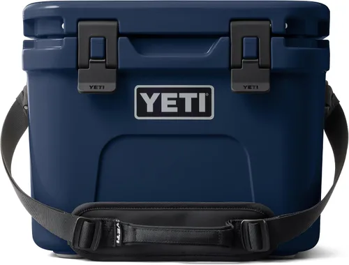 Vista 23 de YETI Roadie 15 - Enfriador duro con correa de hombro DoubleDuty