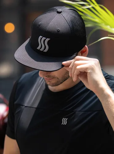 Vista 8 de SAAKA Gorra de rendimiento Snapback para hombres y mujeres. Ajuste ajustable y absorbe el sudor. Ideal para correr, tenis y golf.