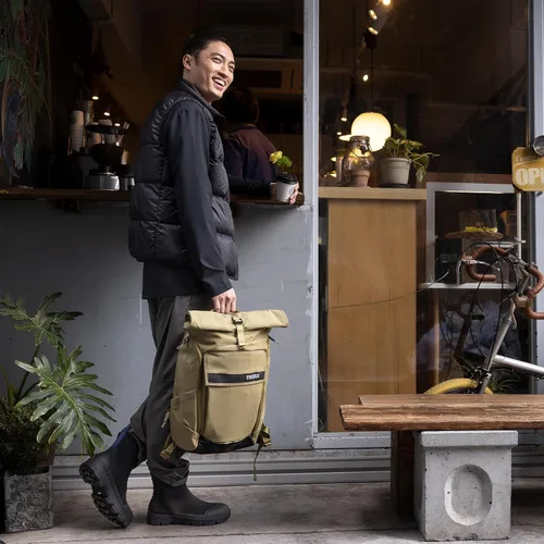 Vista 5 de Thule Paramount - Mochila de 24 litros con funda acolchada para laptop, se adapta a portátiles de 16 pulgadas y tabletas de 12 pulgadas, diseño
