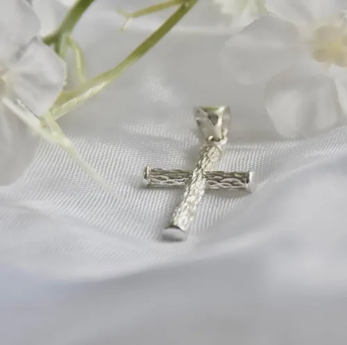 Vista 3 de Colgante de cruz de plata de ley 925 con textura de madera, joyería religiosa unisex