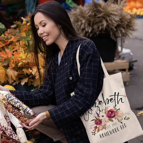 Vista 6 de Bolsas de mano florales personalizadas de regalo para mujeres con nombre y fecha de texto, bolsa personalizada para playa, boda, viajes, trabajo